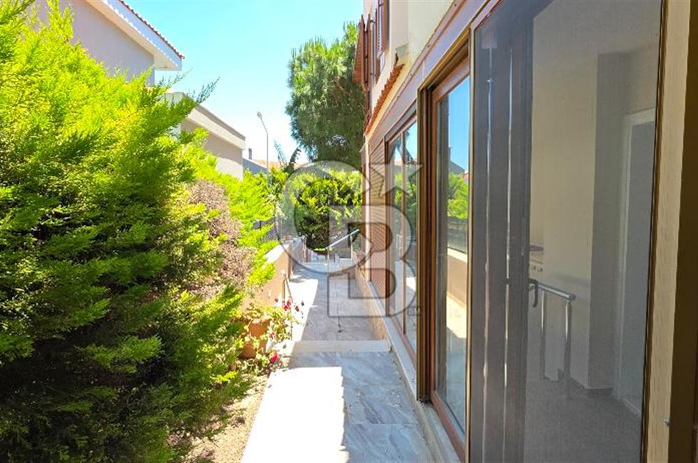 ÇEŞME DALYANDA DÖRT MEVSİM KULLANIMA UYGUN 4+1 TRİPLEKS VİLLA