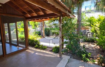 ÇEŞME DALYANDA DÖRT MEVSİM KULLANIMA UYGUN 4+1 TRİPLEKS VİLLA