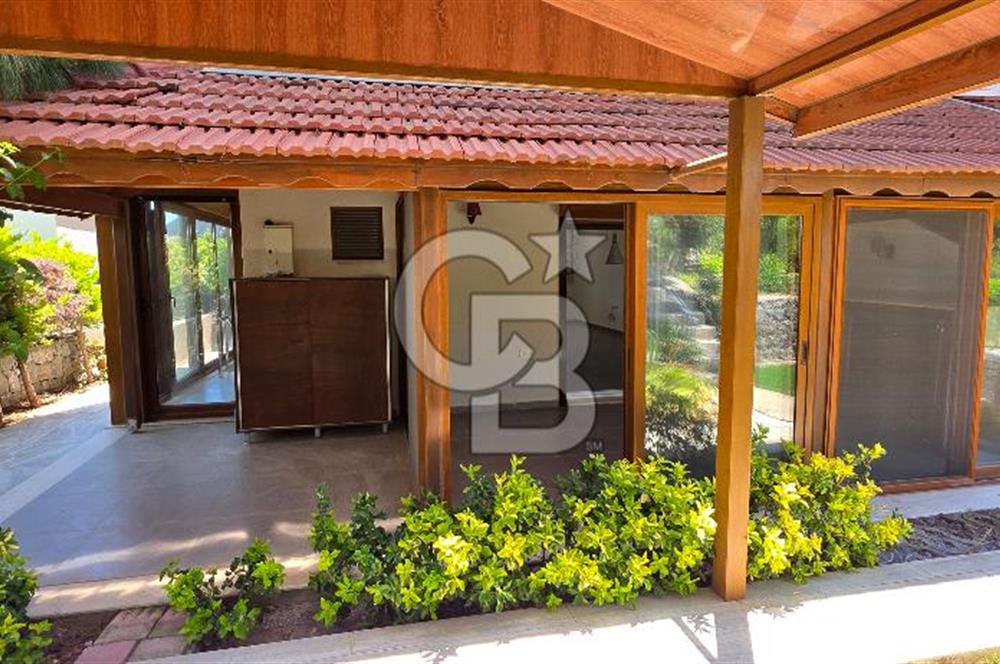 ÇEŞME DALYANDA DÖRT MEVSİM KULLANIMA UYGUN 4+1 TRİPLEKS VİLLA