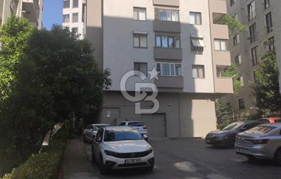 KADIKÖY KUYUBAŞI'NDA CADDE ÜZERİ KİRALIK YÜKSEK TAVANLI DEPO