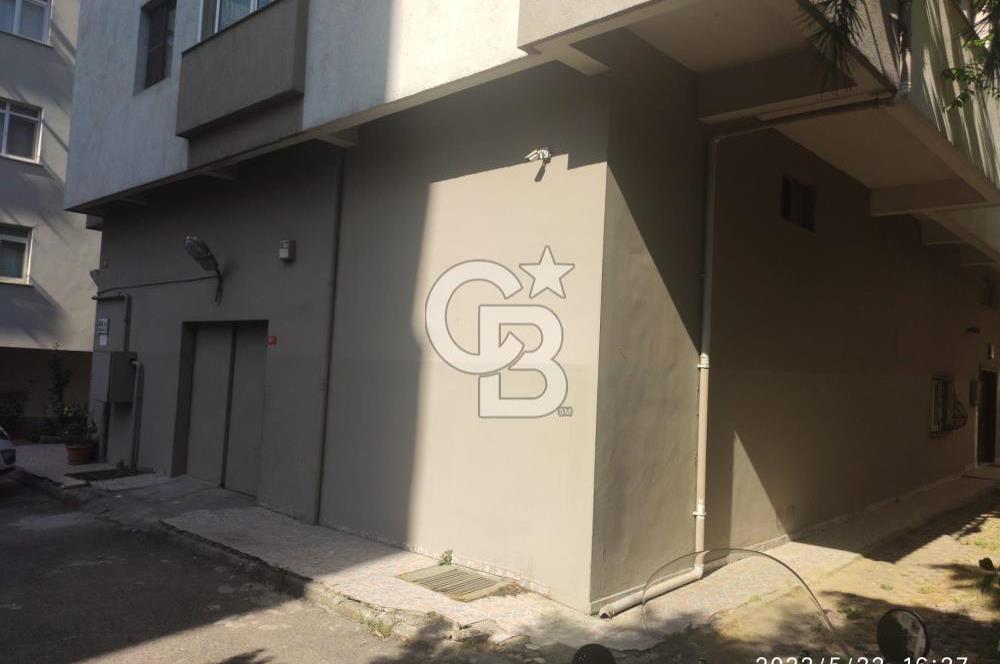 KADIKÖY KUYUBAŞI'NDA CADDE ÜZERİ KİRALIK YÜKSEK TAVANLI DEPO