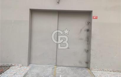 KADIKÖY KUYUBAŞI'NDA CADDE ÜZERİ KİRALIK YÜKSEK TAVANLI DEPO