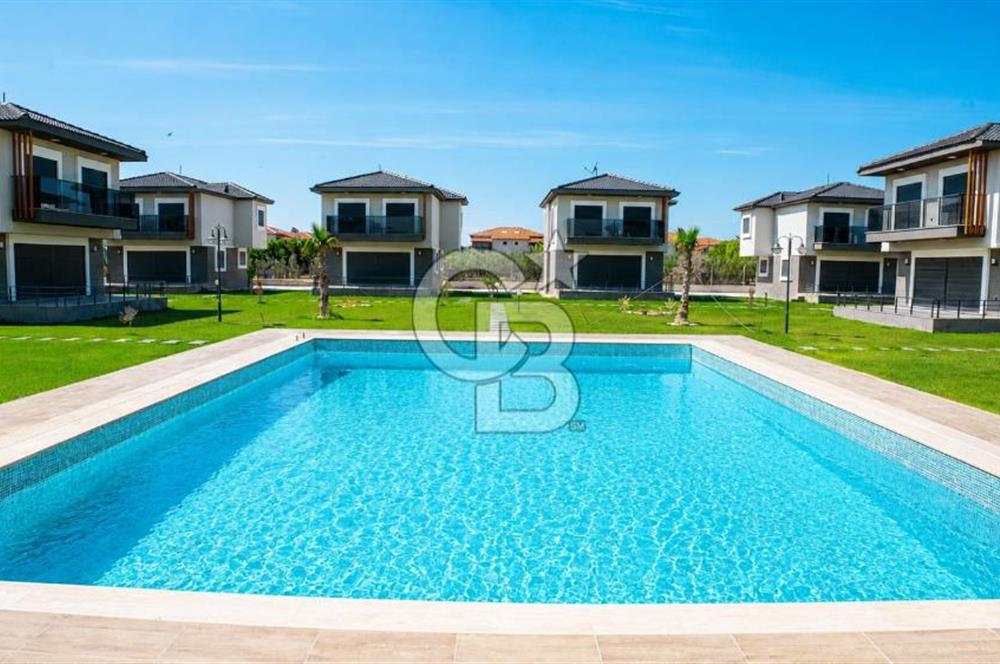 Çandarlı'da Denize Yakın , Site İçi , Havuzlu , Otoparklı Villa