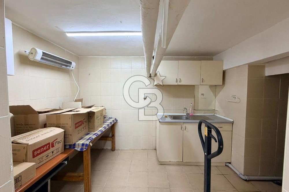 KADIKÖY KUYUBAŞI'NDA CADDE ÜZERİ SATILIK PRESTİJLİ OFİS VE DEPO