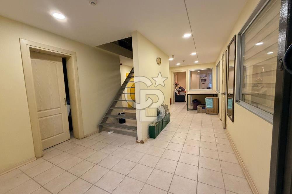 KADIKÖY KUYUBAŞI'NDA CADDE ÜZERİ SATILIK PRESTİJLİ OFİS VE DEPO