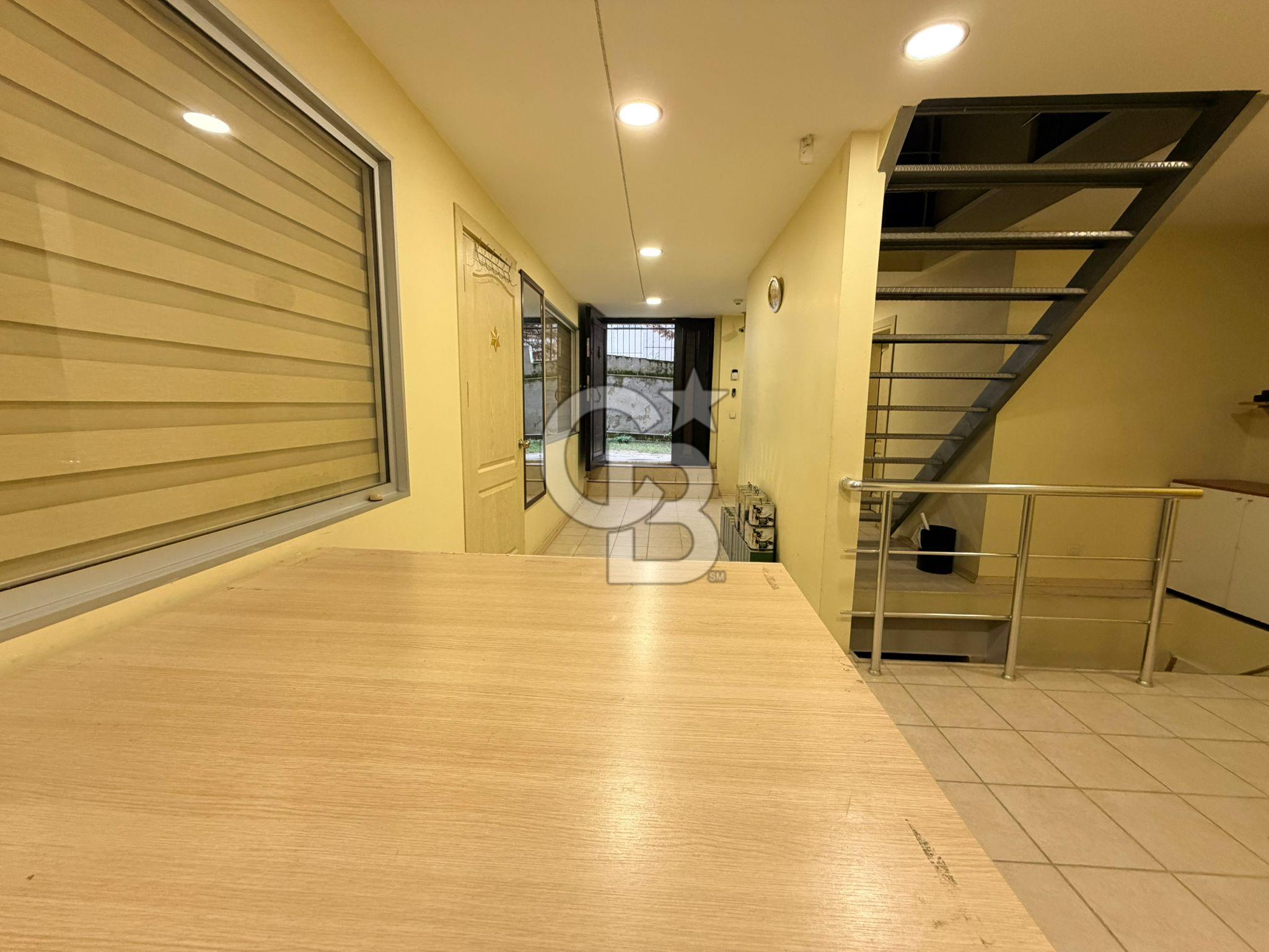 KADIKÖY KUYUBAŞI'NDA CADDE ÜZERİ SATILIK PRESTİJLİ OFİS VE DEPO