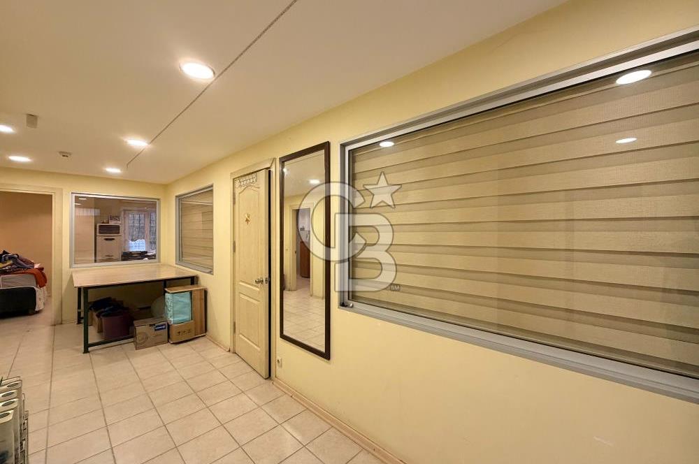 KADIKÖY KUYUBAŞI'NDA CADDE ÜZERİ SATILIK PRESTİJLİ OFİS VE DEPO