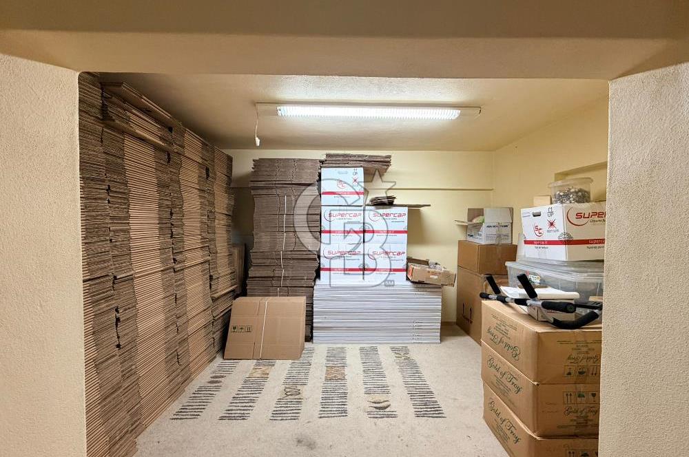 KADIKÖY KUYUBAŞI'NDA CADDE ÜZERİ SATILIK PRESTİJLİ OFİS VE DEPO