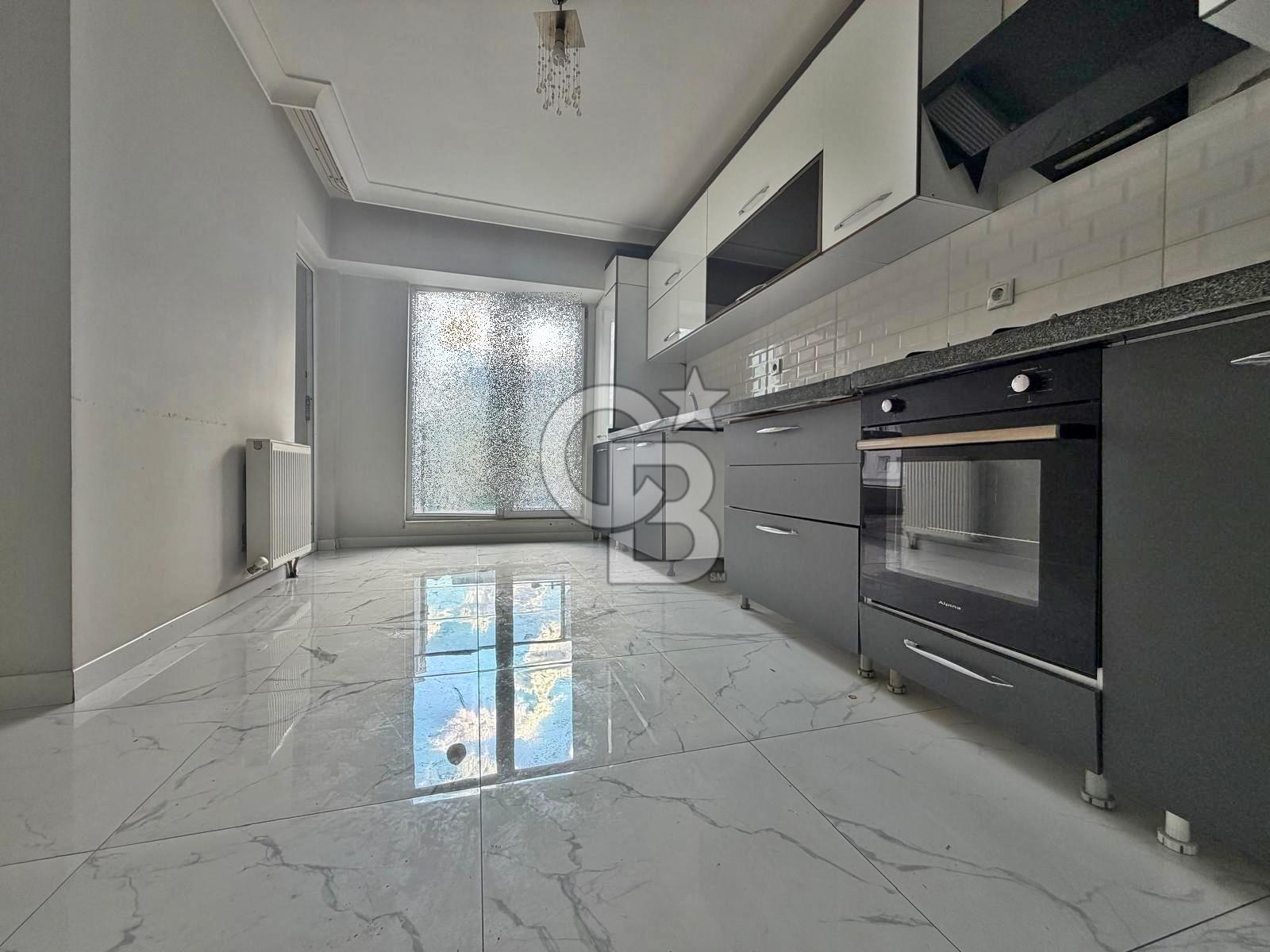 TEK BLOKLU SİTEDE CADDE YAKINI YÜKSEK KATTA 3+1 FIRSAT DAİRE