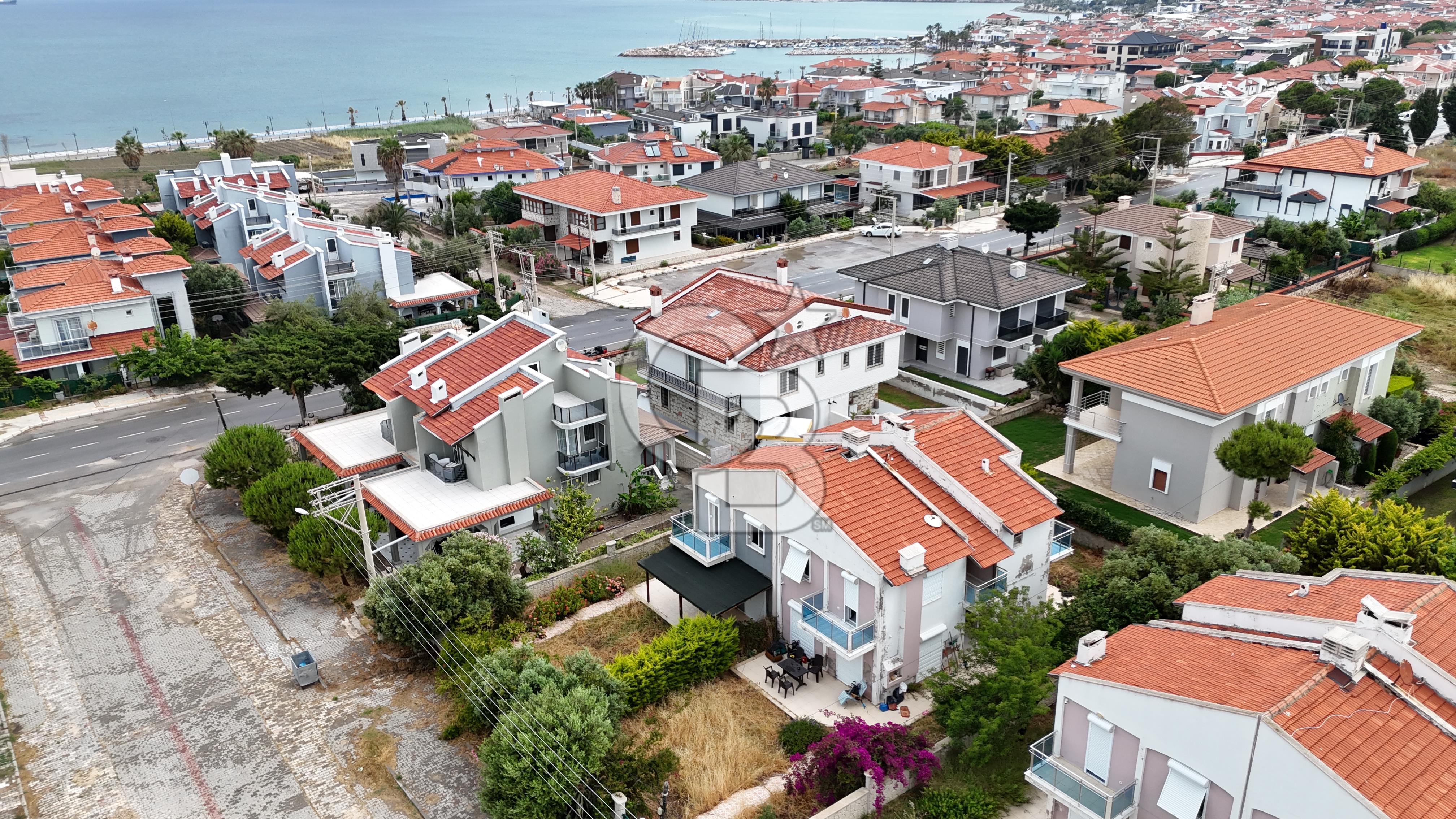 ÇİFTLİKKÖY'DE HARİKA KONUMDA SATILIK 596 M2 İMARLI ARSA