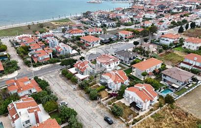 ÇİFTLİKKÖY'DE HARİKA KONUMDA SATILIK 596 M2 İMARLI ARSA