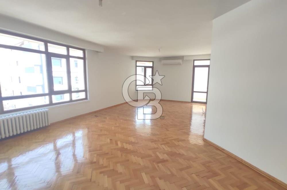 ÇANKAYA NERGİZ SOKAK'TA EN ÜST KAT 4+1 KİRALIK DAİRE