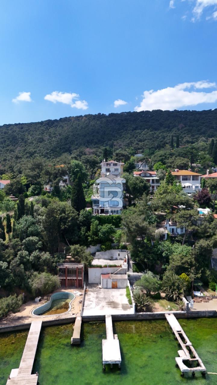 Büyükada Maden'de, Şakir Paşa Yalısı'na komşu, özel iskeleli  yalı dairesi