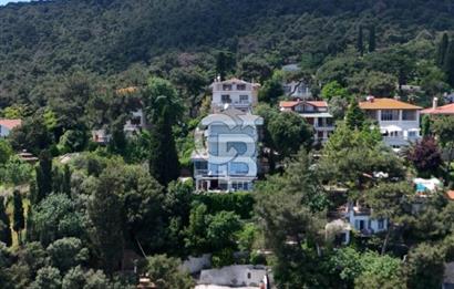 Büyükada Maden'de, Şakir Paşa Yalısı'na komşu, özel iskeleli  yalı dairesi