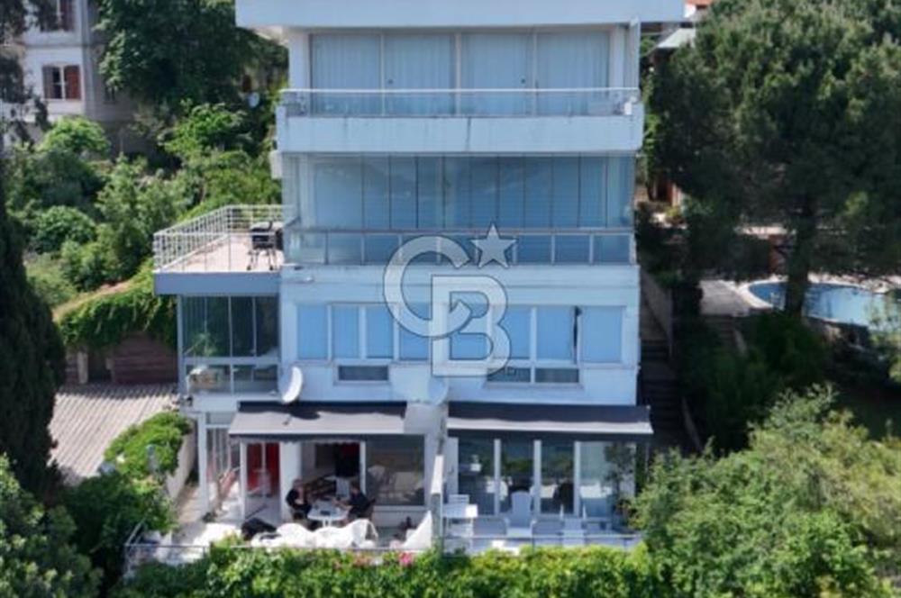 Büyükada Maden'de, Şakir Paşa Yalısı'na komşu, özel iskeleli  yalı dairesi