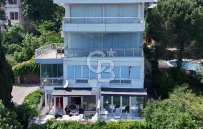 Büyükada Maden'de, Şakir Paşa Yalısı'na komşu, özel iskeleli  yalı dairesi