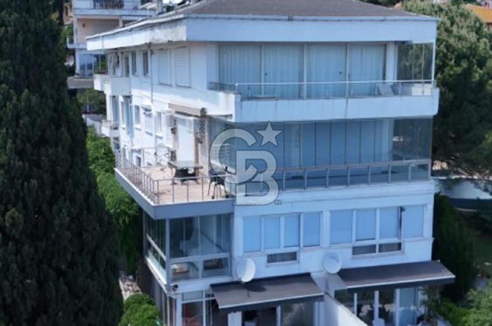 Büyükada Maden'de, Şakir Paşa Yalısı'na komşu, özel iskeleli  yalı dairesi