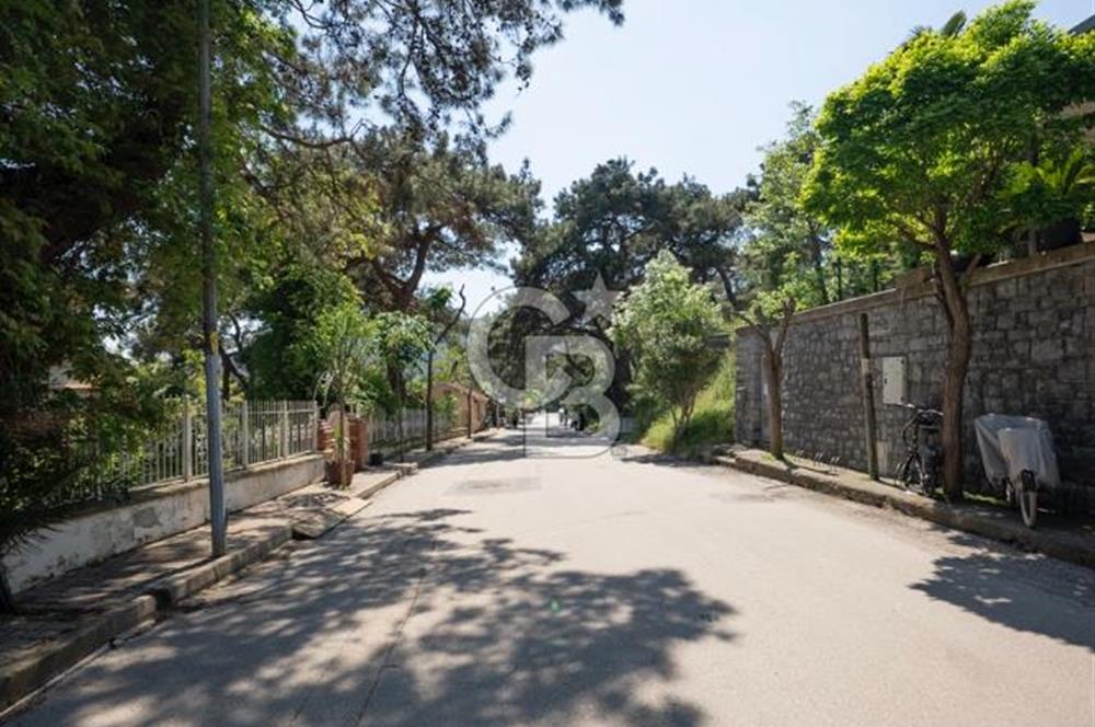 Büyükada Maden'de, Şakir Paşa Yalısı'na komşu, özel iskeleli  yalı dairesi