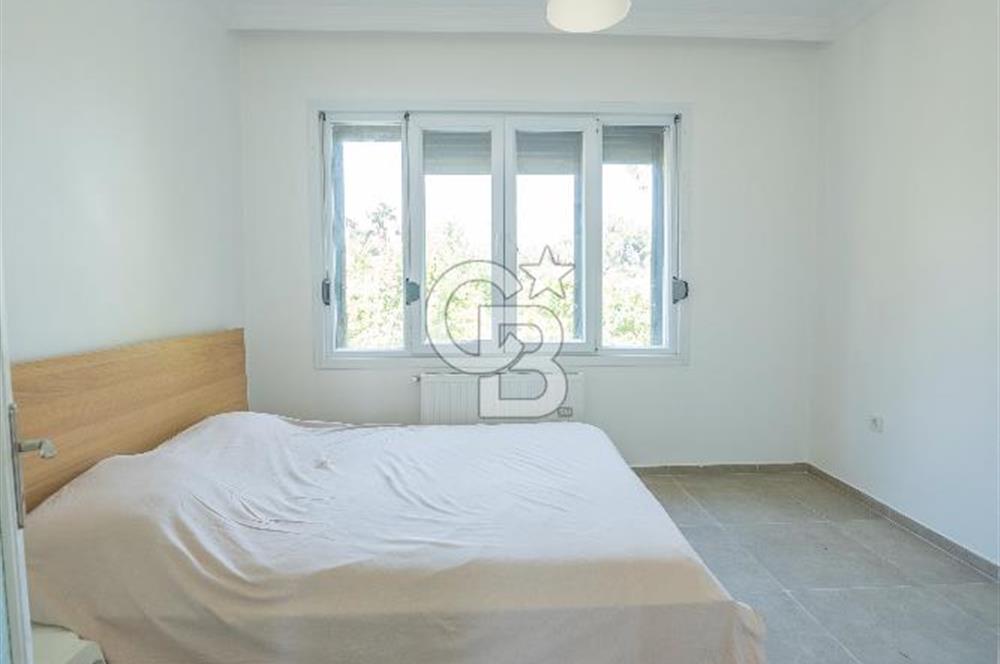 Büyükada Maden'de, Şakir Paşa Yalısı'na komşu, özel iskeleli  yalı dairesi