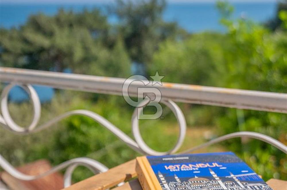 Büyükada Maden'de, Şakir Paşa Yalısı'na komşu, özel iskeleli  yalı dairesi