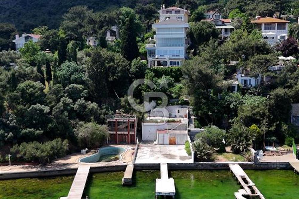 Büyükada Maden'de, Şakir Paşa Yalısı'na komşu, özel iskeleli  yalı dairesi