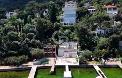 Büyükada Maden'de, Şakir Paşa Yalısı'na komşu, özel iskeleli  yalı dairesi