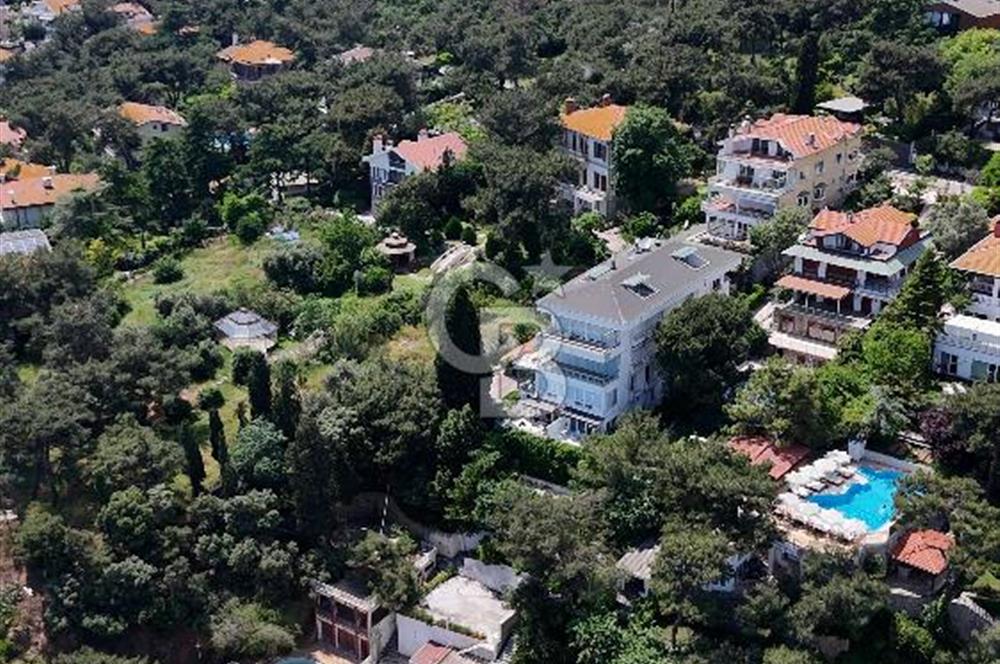 Büyükada Maden'de, Şakir Paşa Yalısı'na komşu, özel iskeleli  yalı dairesi