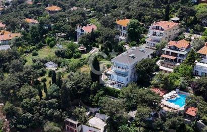 Büyükada Maden'de, Şakir Paşa Yalısı'na komşu, özel iskeleli  yalı dairesi