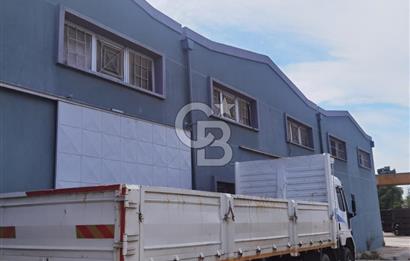 İZMİR PINARBAŞI'NIN SANAYİ MERKEZİNDE VİNÇLİ DEPO / İMALATHANE