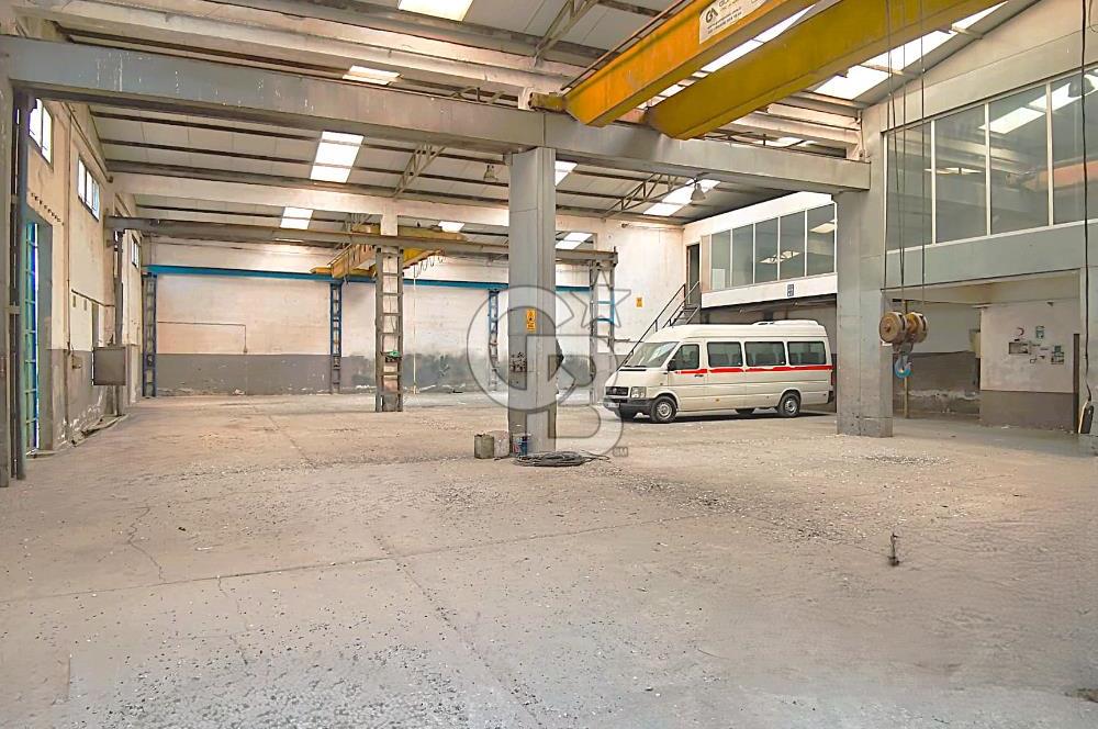 İZMİR PINARBAŞI'NIN SANAYİ MERKEZİNDE VİNÇLİ DEPO / İMALATHANE