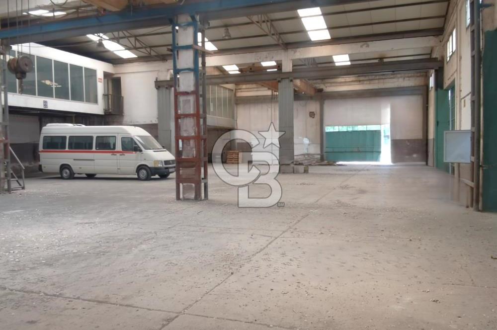 İZMİR PINARBAŞI'NIN SANAYİ MERKEZİNDE VİNÇLİ DEPO / İMALATHANE