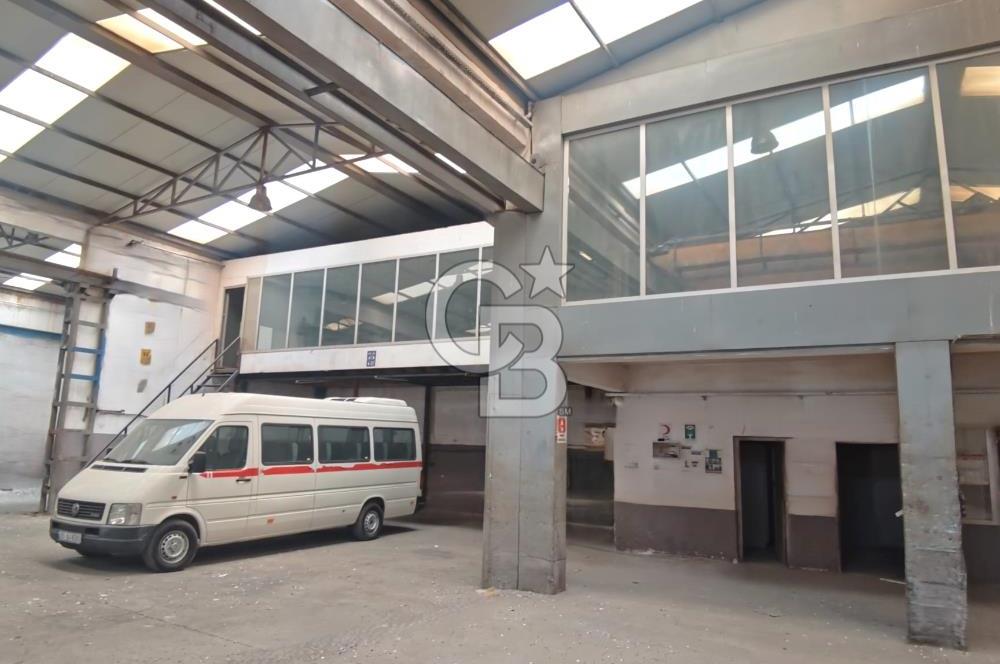 İZMİR PINARBAŞI'NIN SANAYİ MERKEZİNDE VİNÇLİ DEPO / İMALATHANE