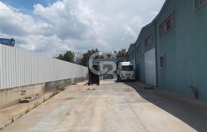 İZMİR PINARBAŞI'NIN SANAYİ MERKEZİNDE VİNÇLİ DEPO / İMALATHANE