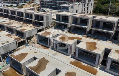 ÇEŞME VIVEN RESORT PROJESİNDE 3+1 DUBLEKS 320m2 FULL DENİZ MANZARALI SATILIK VİLLA