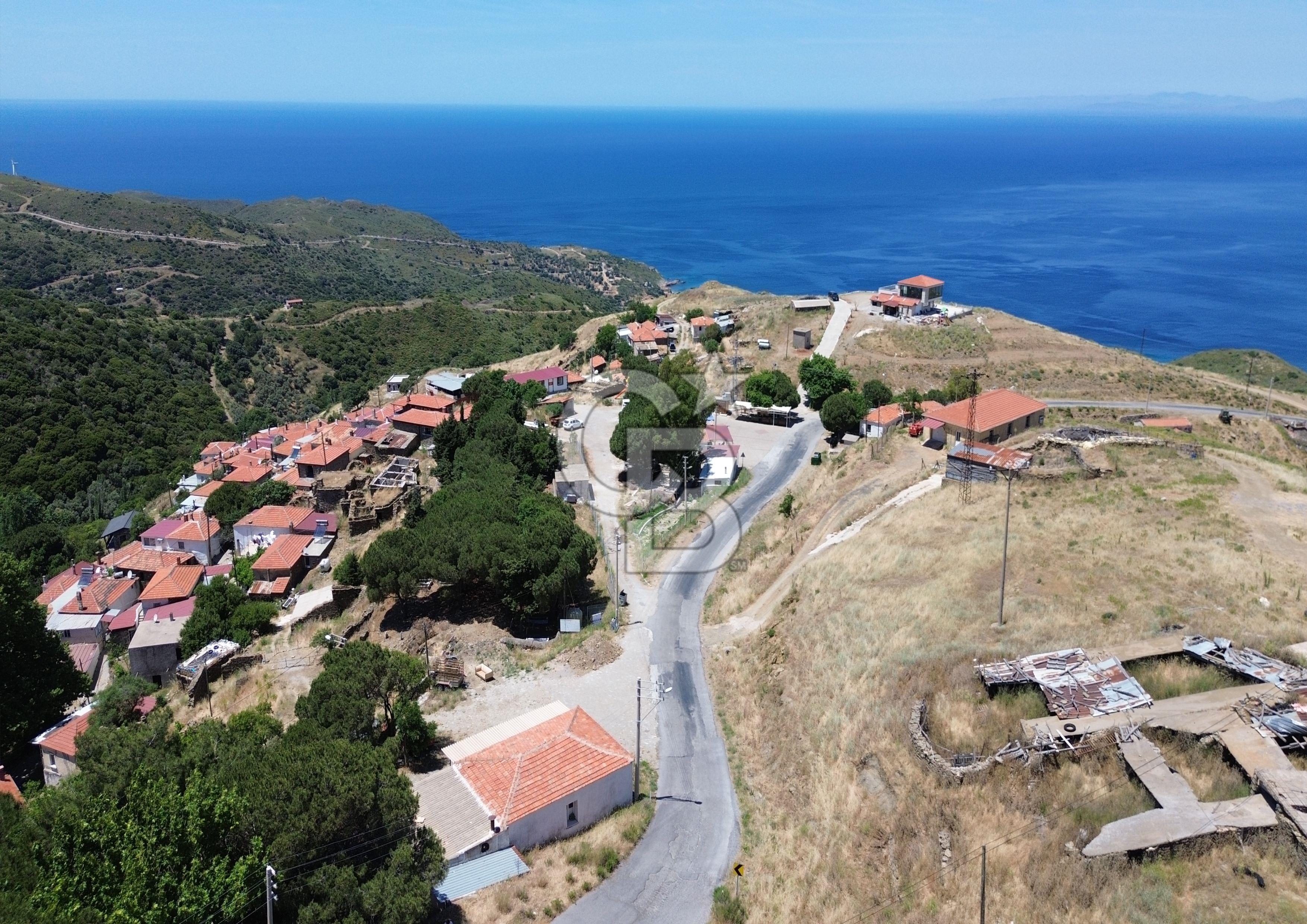 Karaburun Sarpıncık Köyünde Deniz ve Doğa Manzaralı Tarla