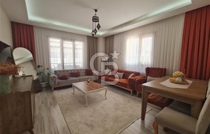 Cadde üzerinde teraslı satılık daire 