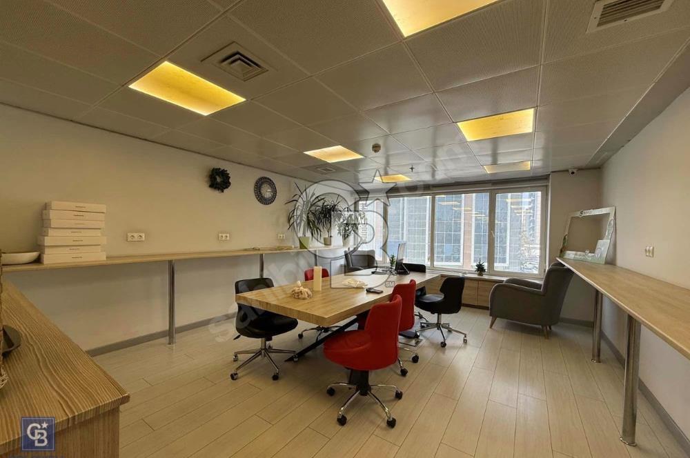 Kozyatağı Metro Durağında E5 Üzerinde 840m2 Kiralık Plaza Katı
