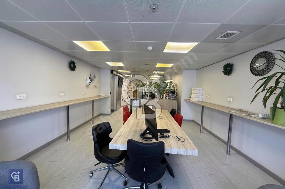 Kozyatağı Metro Durağında E5 Üzerinde 840m2 Kiralık Plaza Katı