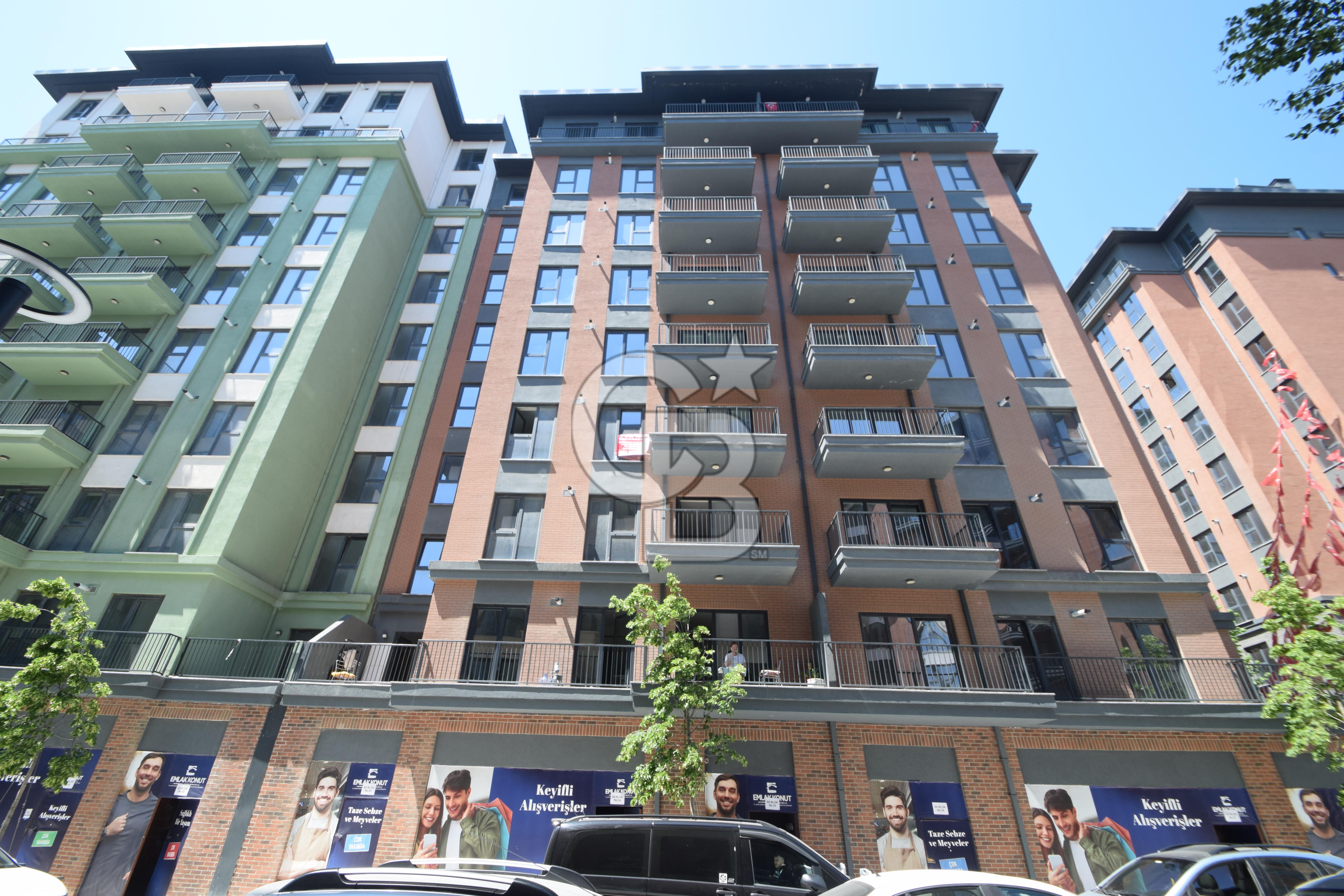Okmeydanı Emlak Konutları'nda Cadde Cepheli Satılık 2+1 Daire