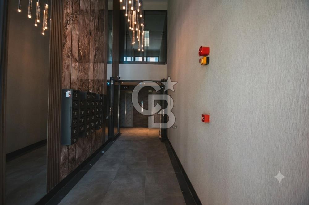 Okmeydanı Emlak Konutları'nda Cadde Cepheli Satılık 2+1 Daire
