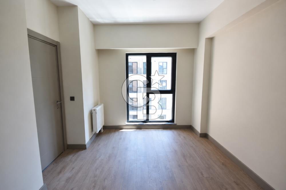 Okmeydanı Emlak Konutları'nda Cadde Cepheli Satılık 2+1 Daire
