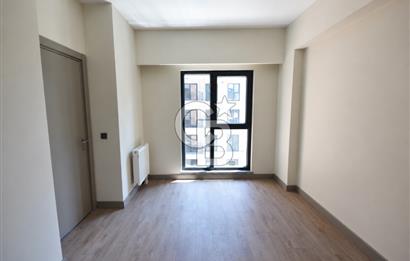 Okmeydanı Emlak Konutları'nda Cadde Cepheli Satılık 2+1 Daire