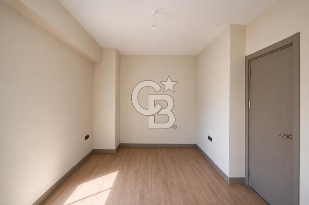 Okmeydanı Emlak Konutları'nda Cadde Cepheli Satılık 2+1 Daire