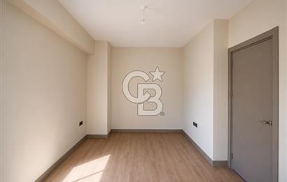 Okmeydanı Emlak Konutları'nda Cadde Cepheli Satılık 2+1 Daire