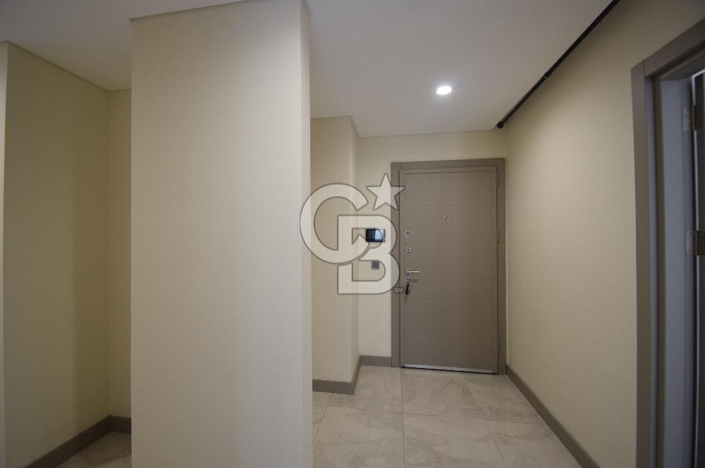 Okmeydanı Emlak Konutları'nda Cadde Cepheli Satılık 2+1 Daire