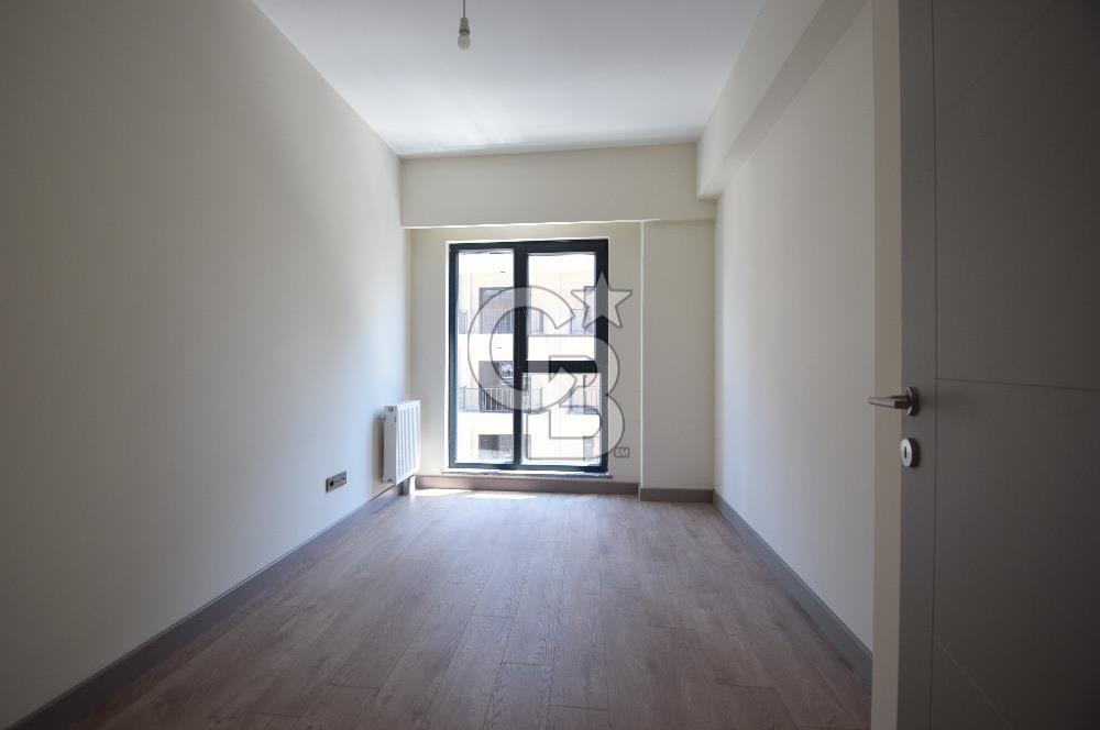 Okmeydanı Emlak Konutları'nda Cadde Cepheli Satılık 2+1 Daire