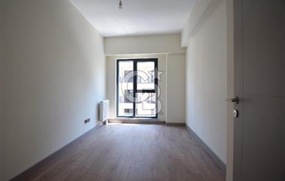 Okmeydanı Emlak Konutları'nda Cadde Cepheli Satılık 2+1 Daire