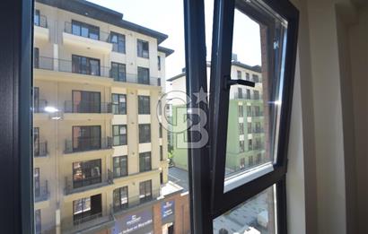 Okmeydanı Emlak Konutları'nda Cadde Cepheli Satılık 2+1 Daire