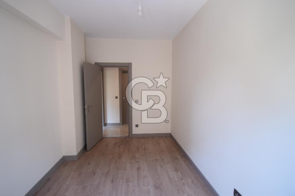 Okmeydanı Emlak Konutları'nda Cadde Cepheli Satılık 2+1 Daire
