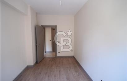 Okmeydanı Emlak Konutları'nda Cadde Cepheli Satılık 2+1 Daire